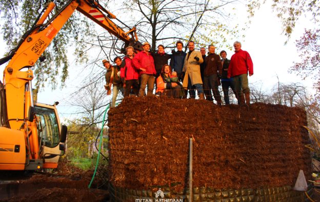 workshop-biomeiler-bouwen-2016119-eva-craane-onbekend-img_0277-copy1-1-624x394