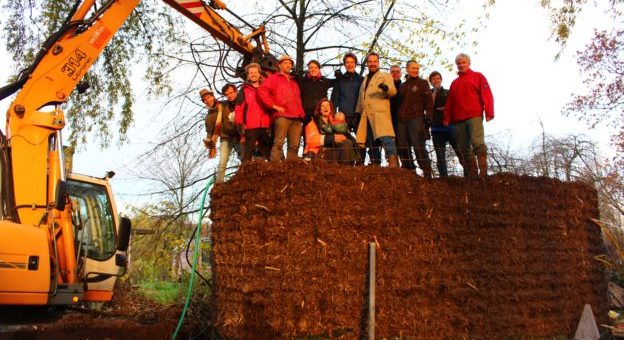 Biomeiler van gehakte populierenboomwortels